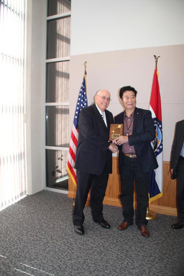 陈云庭先生接受美国密苏里州富尔顿市市长